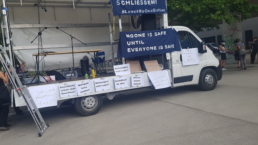 Solidaritäts-Kundgebung vor der Messehalle Wien